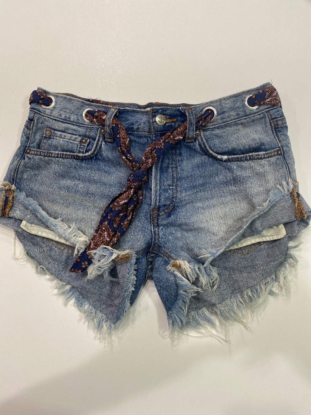 Free people distressed blue jeans denim shorts sz 25 scarf belt